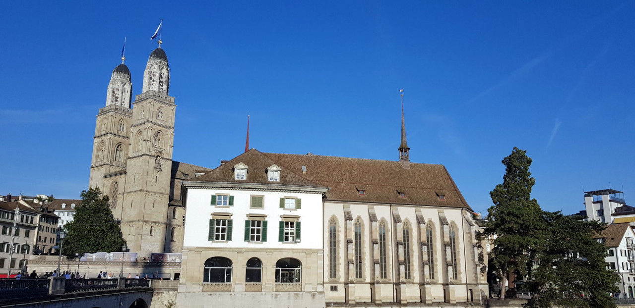 Das Grossmünster und im Vordergrund das Helmhaus und die Wasserkirche © Züri City Tours