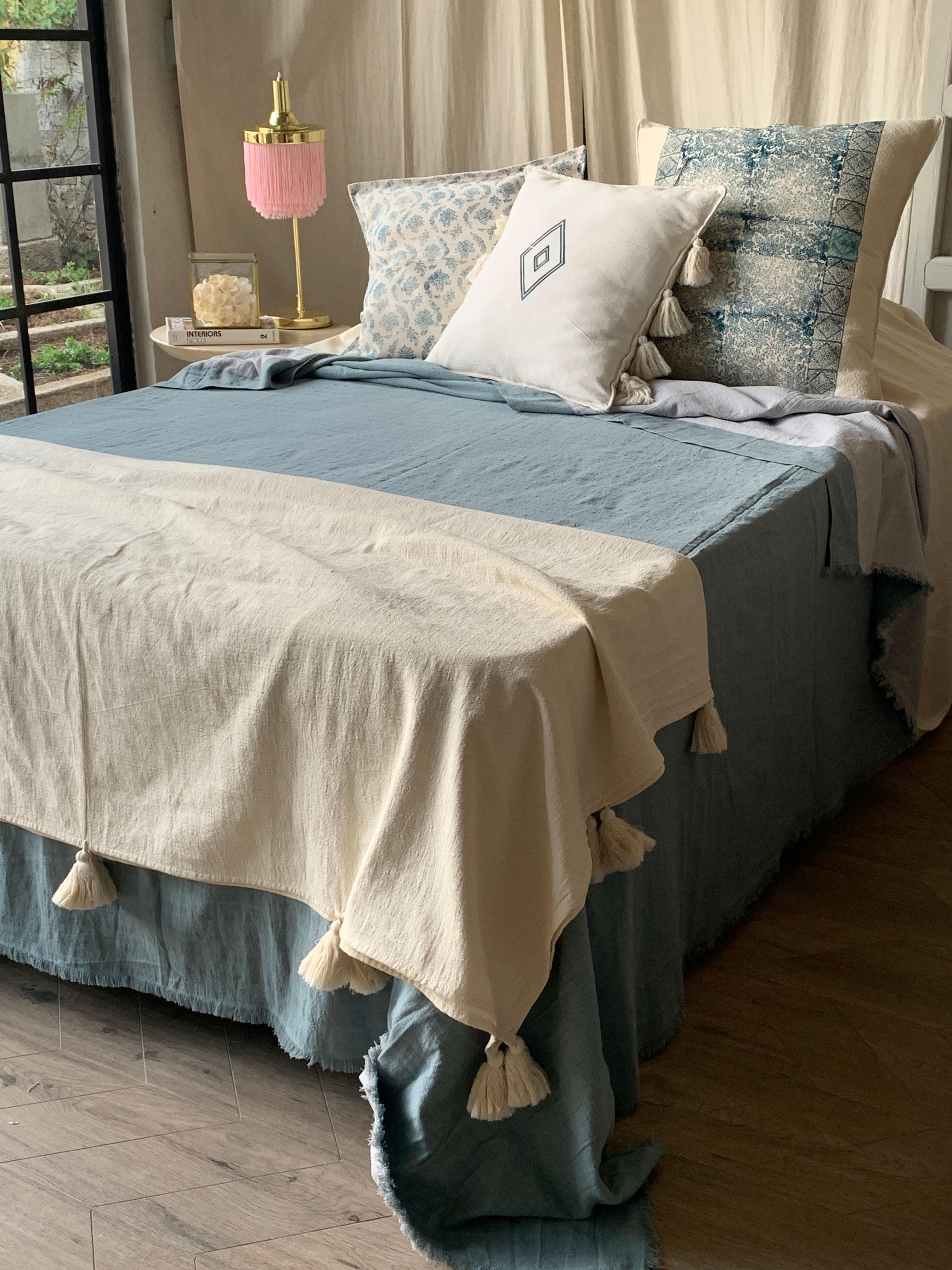 Pie de cama liso de algodón, con borlas