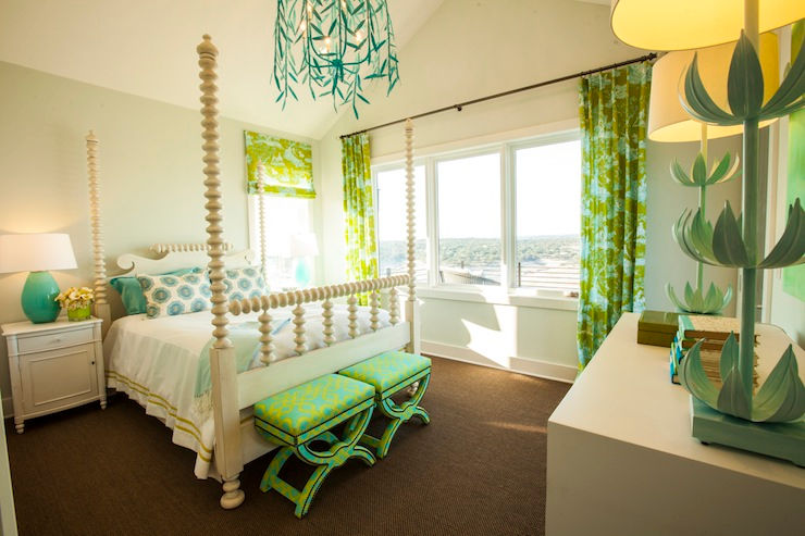 Dormitor luminos cu pat cu baldachin alb, bănci verzi și draperii florale. Lămpi decorative și fereastră mare cu vedere. Atmosferă relaxantă.