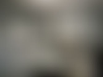 Pentru un dormitor cu vedere la aer liber, o paletă gri, alb și albastru simplu păstrează accentul pe conexiunea camerei la natură