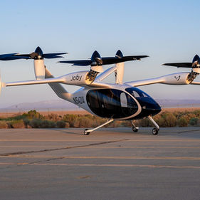 eVTOL Joby S4 em configuração de voo, com destaque para a geometria geral da aeronave e para a distribuição dos rotores ao longo das asas e da empenagem. Link da imagem