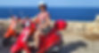 Frau auf rotem Roller am Meer, Mallorca