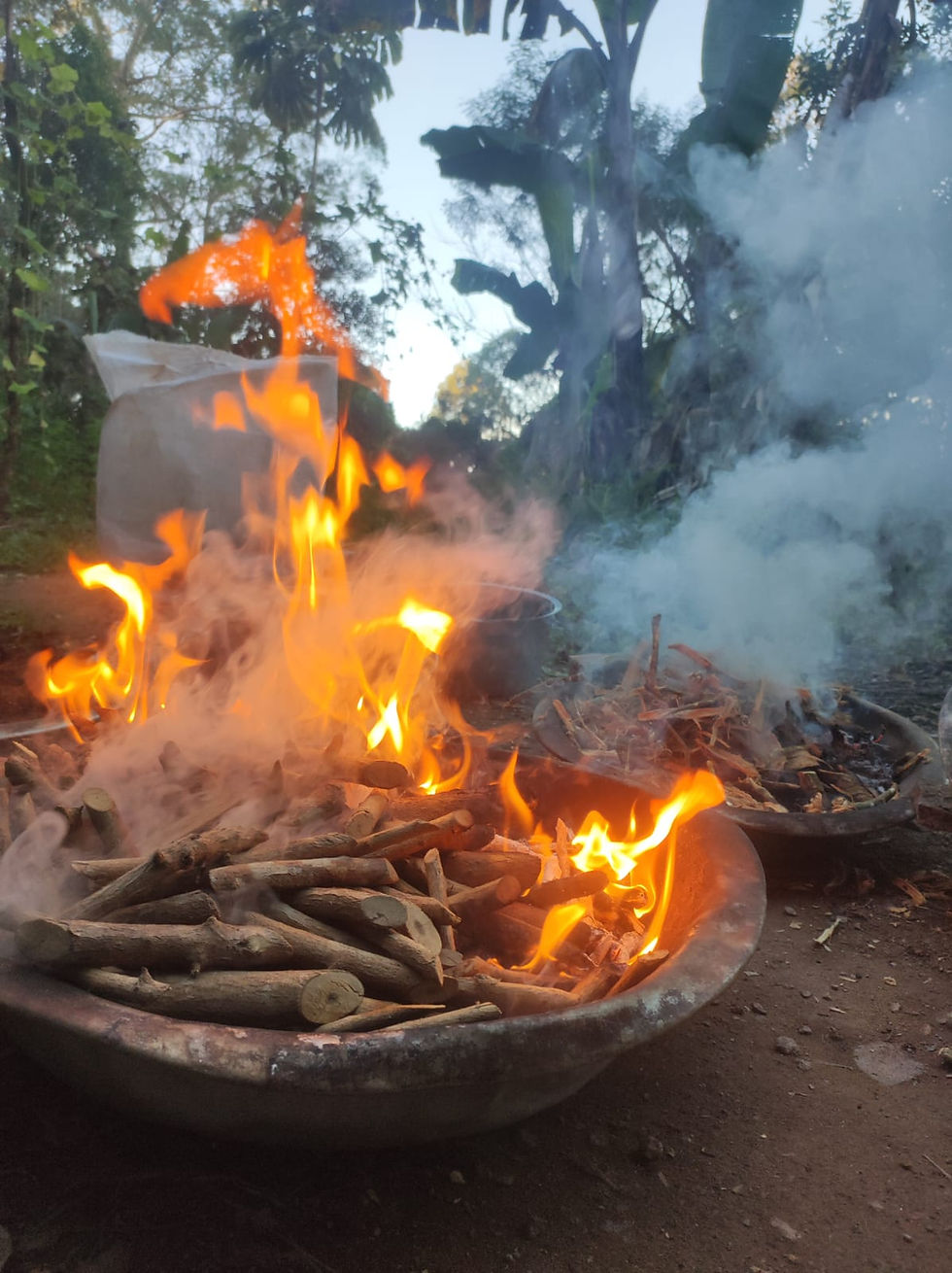 Produção de incensos naturais e rapé com fogo sagrado.