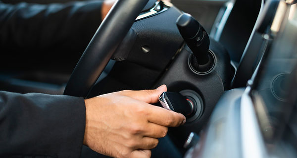 hombre-negocios-vista-lateral-arrancando-coche.jpg