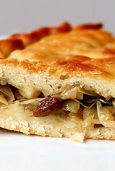 Traditional Apulian cuisine, born from the simplicity and quality of local produce, also includes the preparation of calzoni filled with white onions or with sponsali (young wild leeks).