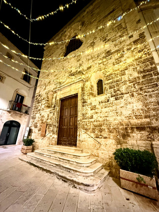 Esterno in pietra della Chiesa di Santa Chiara a Turi
