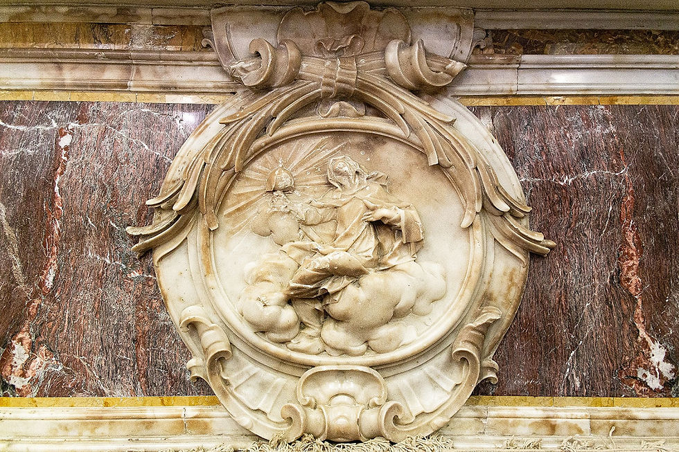 Particolare del paliotto con rilievo (“Gloria di Santa Chiara”) e specchiature marmoree policrome. “Il paliotto decorato e il clipeo raffigurante la Gloria di Santa Chiara, attribuiti a Giuseppe Sanmartino.”