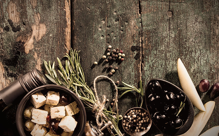ingredienti-gustosi-alimenti-mediterranei-greci-italiani-vista-superiore-sulla-vecchia-tav