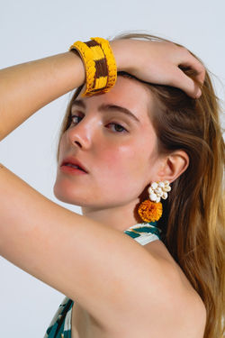 earrings-with-cream-seashells-and-yellow-pom-poms_94323cad-8f4e-494e-8c8f-571bb0f5c40a