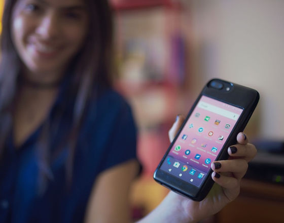 ¿Indeciso? Esta funda añade un teléfono Android completo a la espalda de tu iPhone