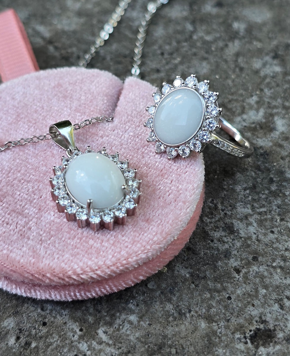 ring and necklace jewellery set made with breastmilk motherhood