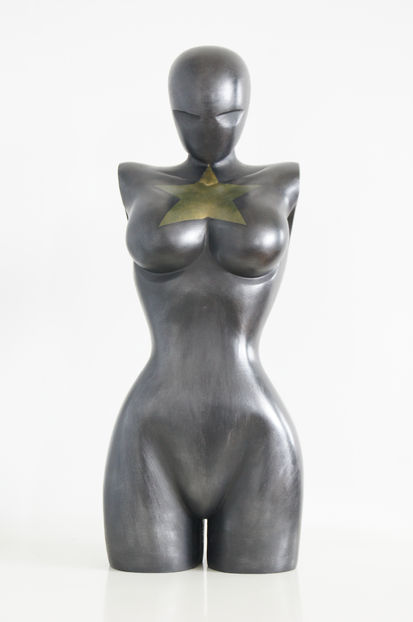 Oeuvre sculpturale de JC Cronel-Star béton cellulaire patine cire et graphite et patine bronge pour l'étoile du torse vue de face