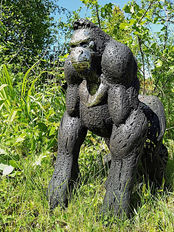 Oeuvre de JC Cronel représentant un gorille en acier marchant à quattre pattes