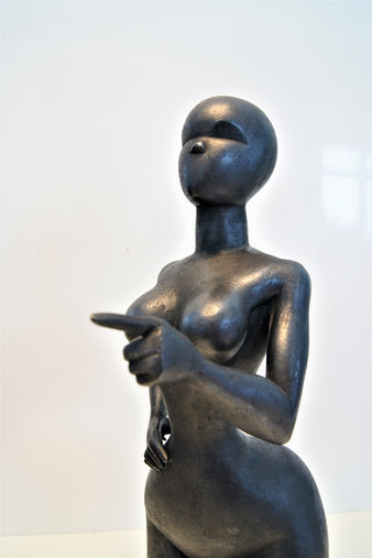 Scupture de JC Cronel - Yes you! figure féminine montrant du doigt en plâtre synthétique patine cire et graphite. détail sur le doigt pointé