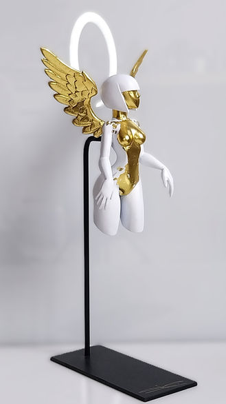 Sculpture "Angel" de JC Cronel, figure féminine blanche mat coupe au carré Art Déco, avec ailes , résine et feuilles d'or.