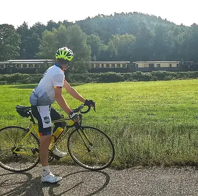 Cycliste admirant le Train de l'Ardèche à Boucieu le Roi en Ardèche