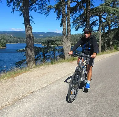 Cycliste passant devant le lac du Ternay