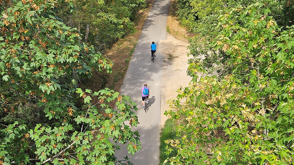 Cyclistes sur la Via Fluvia.jpg