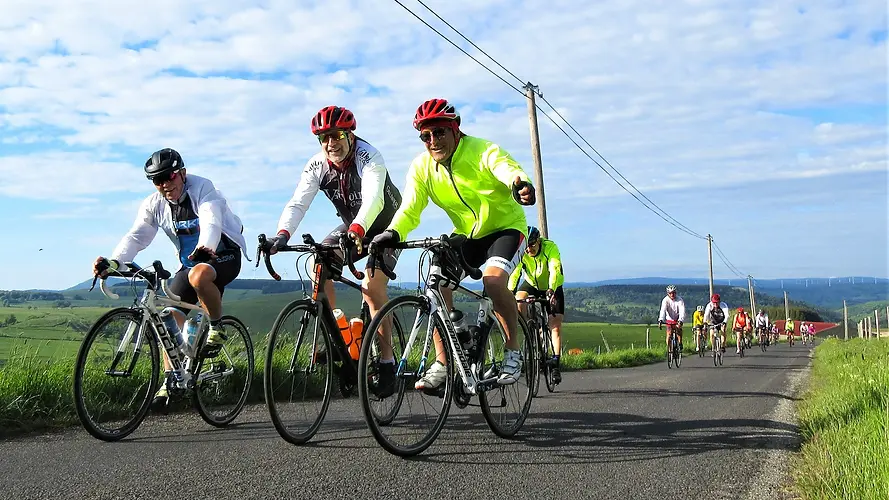 Groupe de cyclistes venu en club sur les routes de l'Ardèche.webp