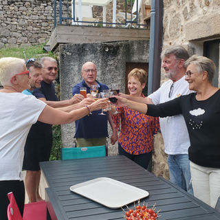 Diversion Nature rencontre ses clients à leur arrivée à l'hébergement lors de leur séjour vélo dans le Pilat