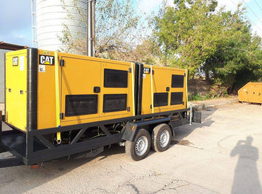 שני גנרטורים צהובים של CAT על נגרר