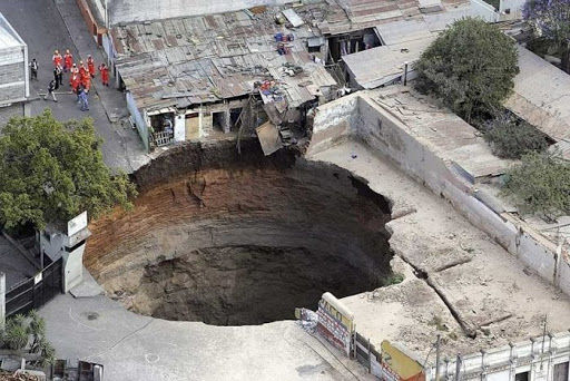Sinkhole Raksasa Telan Mobil Minivan, Warga Panik
