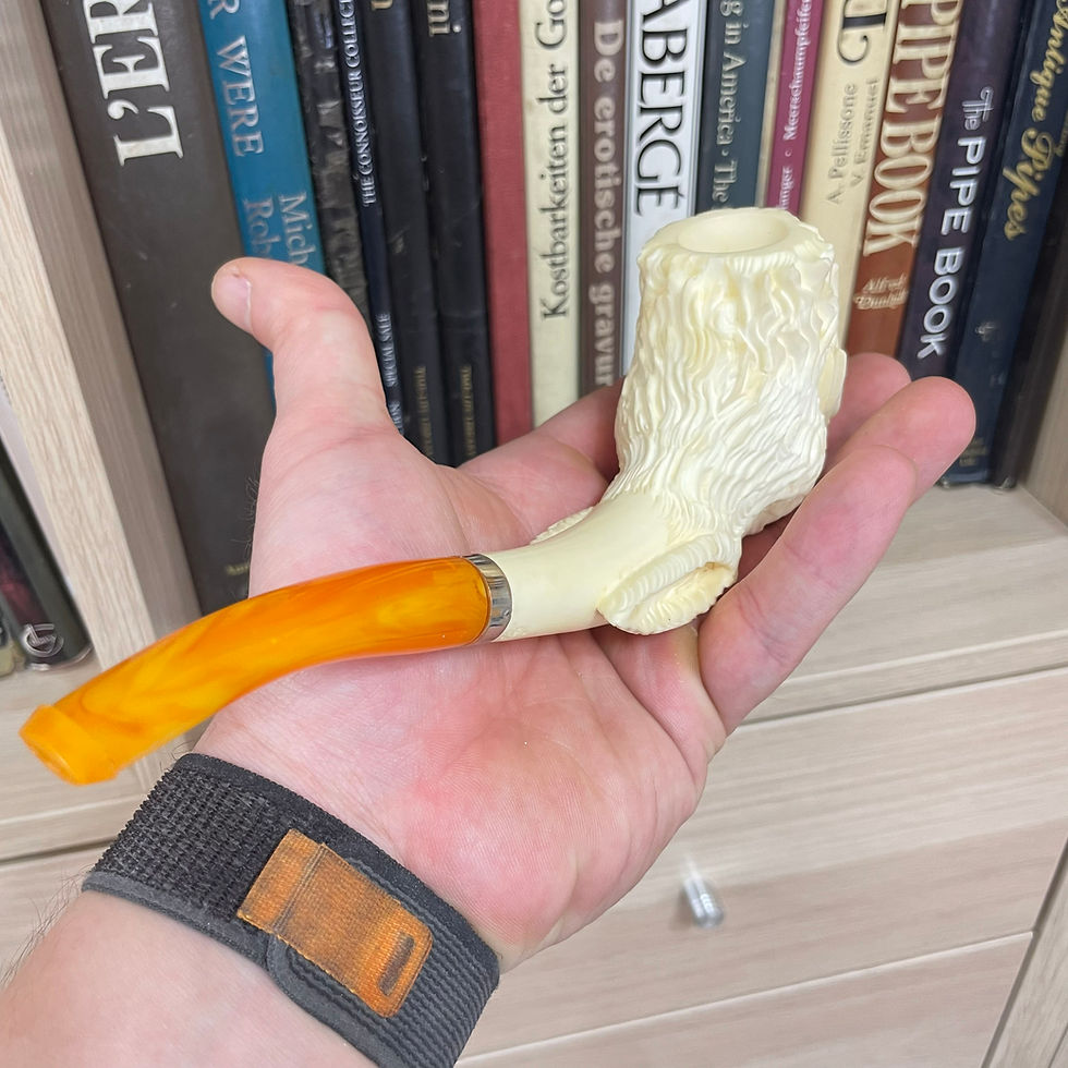 縮圖：Rabbit With Glass Eyes Smoking Pipe