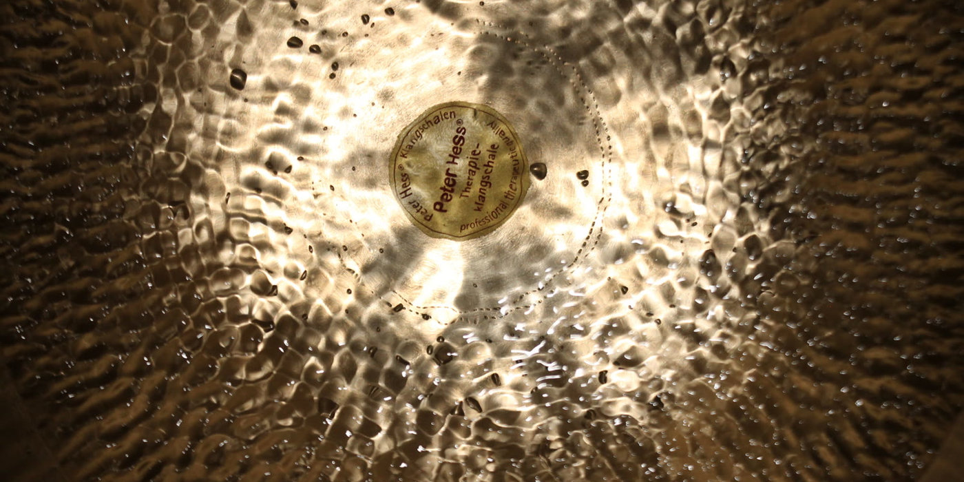 L’eau frémit au fond d’un bol chantant Peter Hess que l’on vient de faire sonner, au cabinet ArmoniLux à Howald.