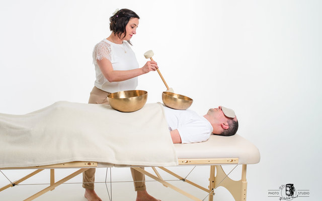 Bols chantants posés lors d’une séance de massage sonore