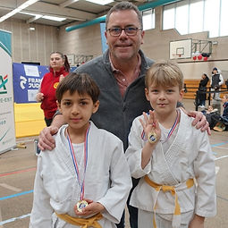 interclub saint priest 02 03 24 Eric moan et deux médaillés or_edited.jpg