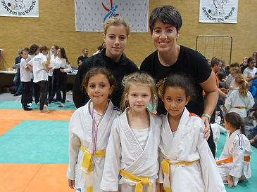 serezin 12 10 24 celia et virginie encadre 3 poussines.JPG