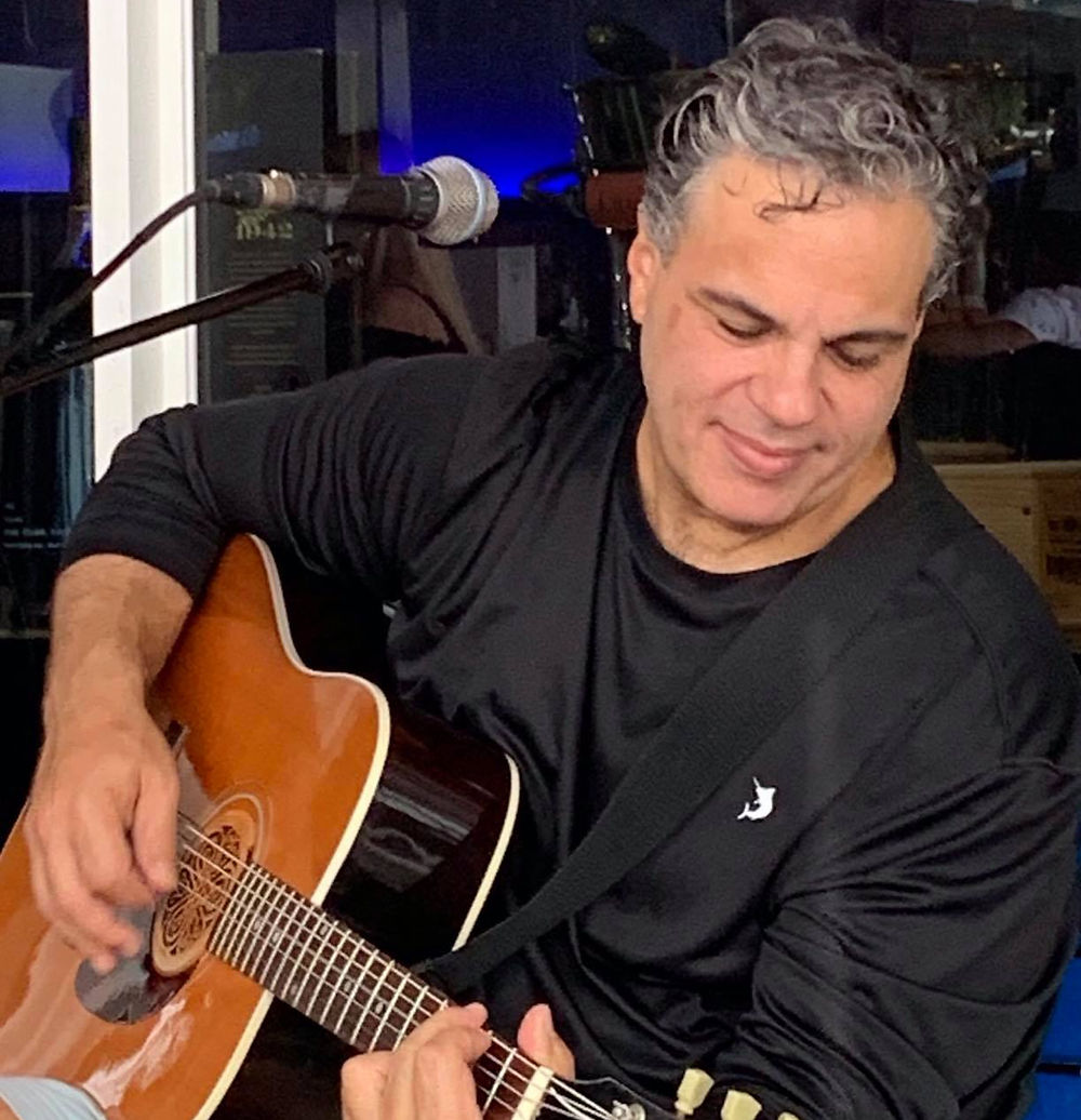 Coque Ross with Gibson J-30