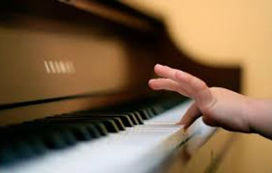dedito al piano.jpg