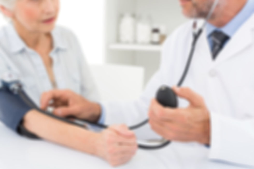 Médecin mesurant la pression