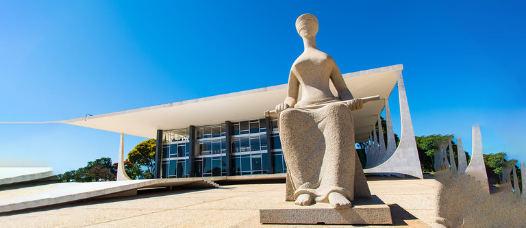 Estátua da Justiça em frente ao STF em Brasília