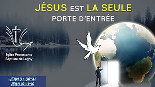 Coucher du soleil avec une croix en premier plan