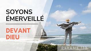 Coucher du soleil avec une croix en premier plan