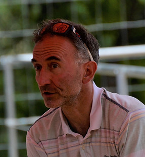 Portraitbild von Gerhard Nossek im Grünen