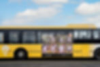 Paraatimainos keltaisen bussin kyljessä