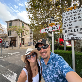 couple in front of palma de mallorca sign