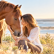 Complicité dorée entre femme et cheval (1).png