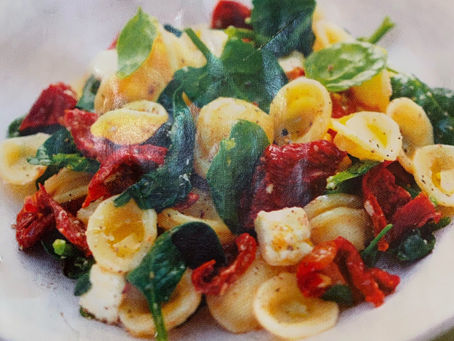 Penne mit Feta, Spinat & Trockentomaten