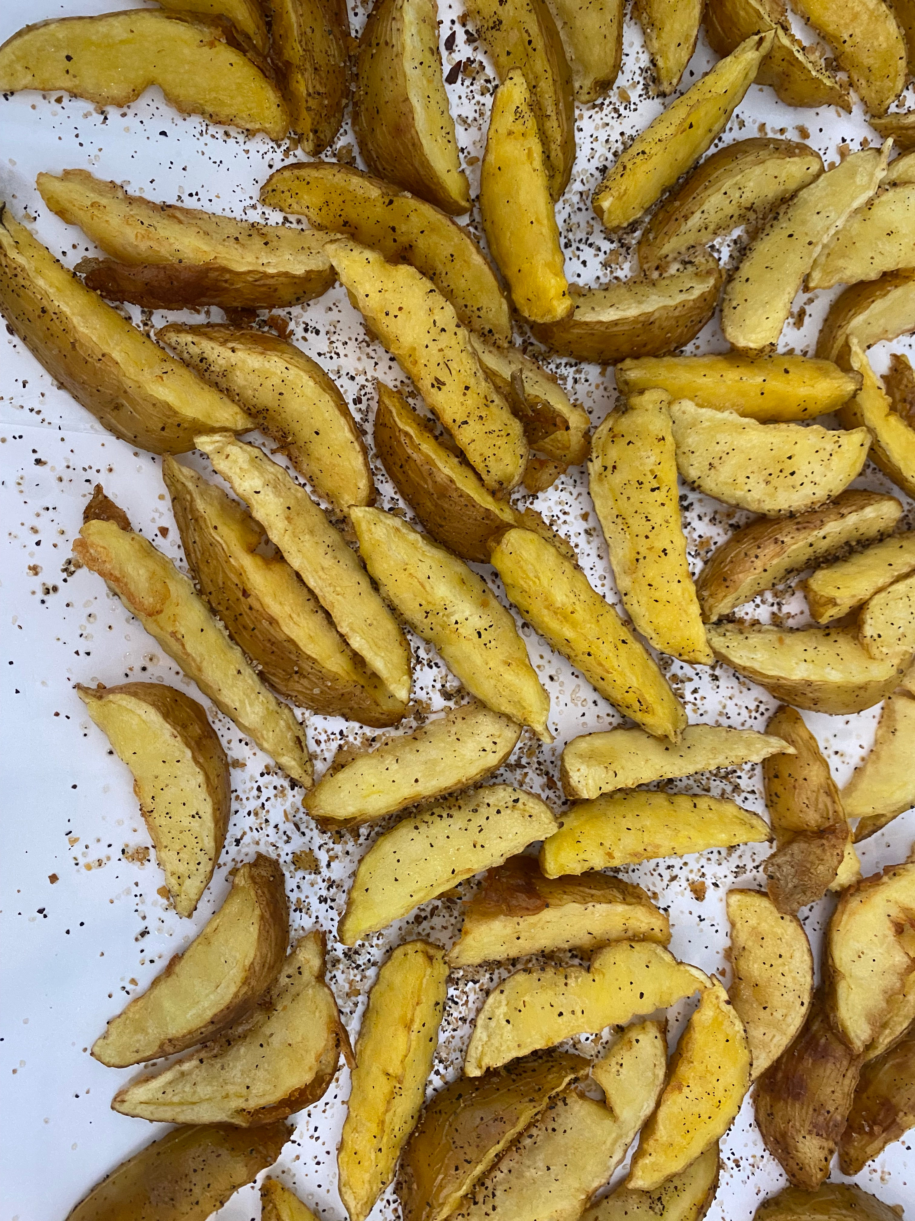 Seasoned golden potato wedges 500g for 50 baht