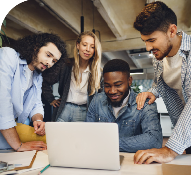 Uma equipe de pessoas felizes em torno de um notebook, criando estratégas de marketing.