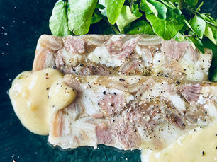 沖縄で古くから親しまれてきた『ヒージャー(ヤギ)料理』を那覇CROSS47で発足。特有の臭みやクセを大幅に軽減され食べやすく美味しい高品質なヤギ肉を用いて、趣向を凝らした3つの料理で、新たなヒージャーの魅力をお届けします。