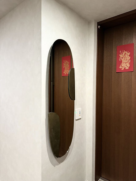 門邊改造後,黑框圓鏡與紅色小畫