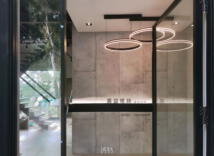 從玻璃門外看招牌牆
