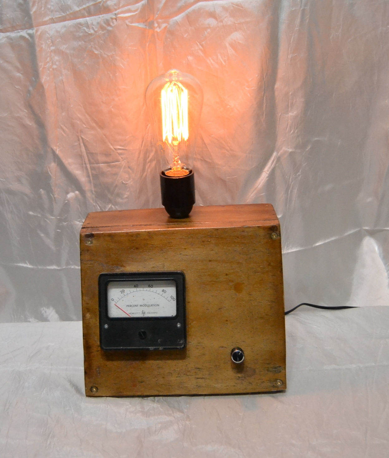 "Piramit" Kutu Lamba