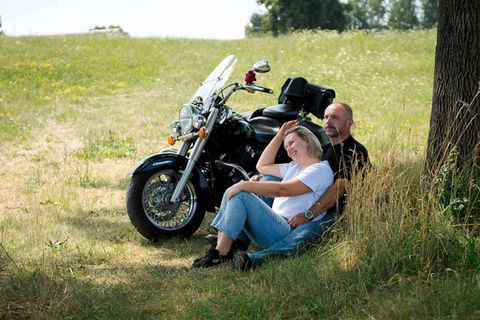 Sesja fotografii narzeczeńskiej - sesja na motorze