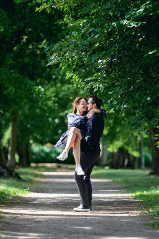 Sesja fotografii narzeczeńskiej - portret narzeczonych w ogrodzie